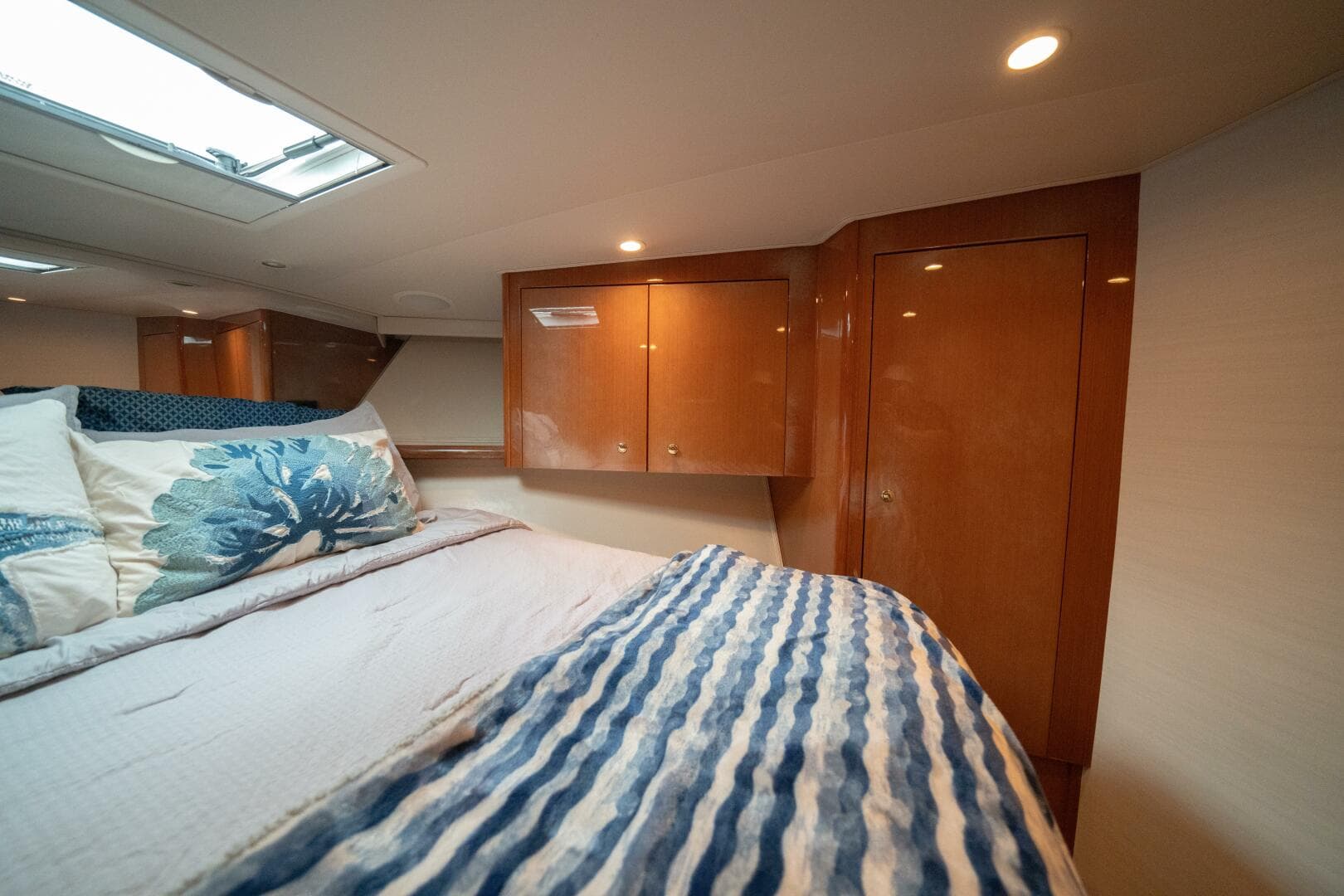 2005 Viking 52 Convertible — photo 17