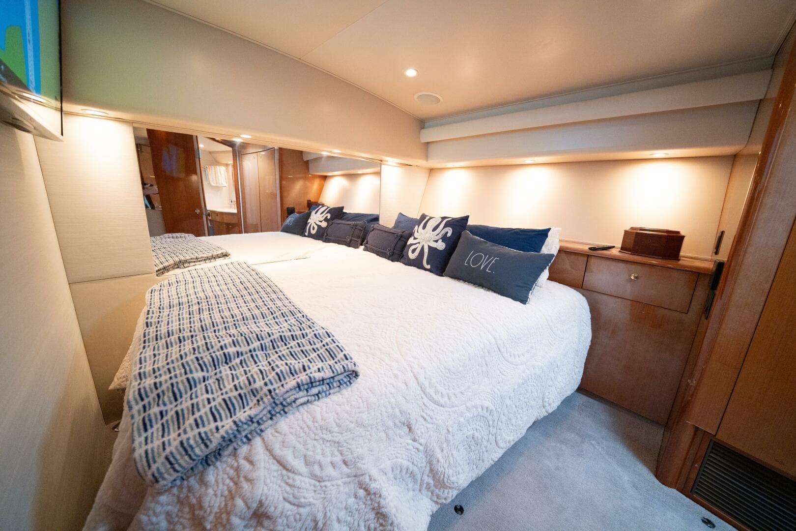 2005 Viking 52 Convertible — photo 18