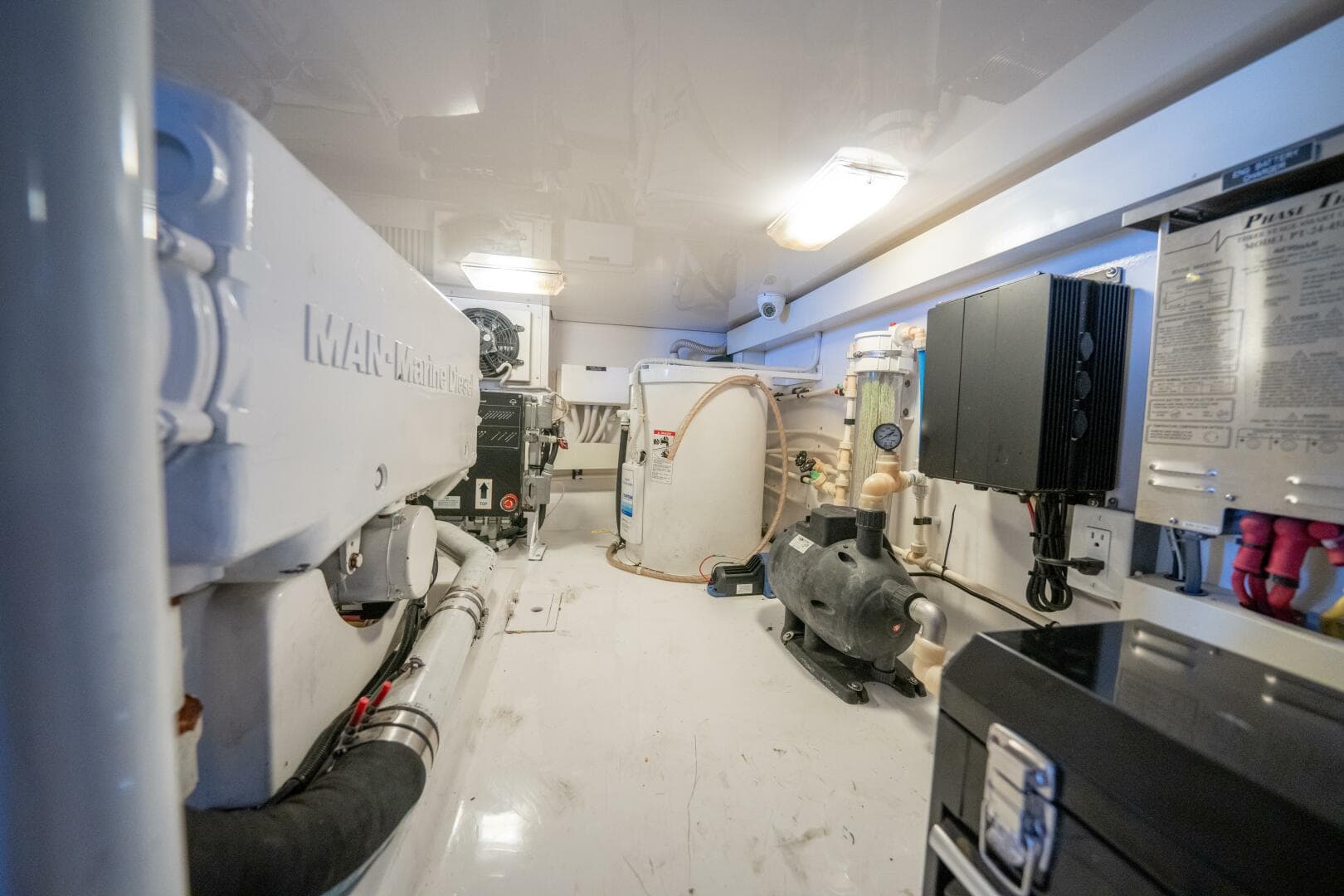 2005 Viking 52 Convertible — photo 34