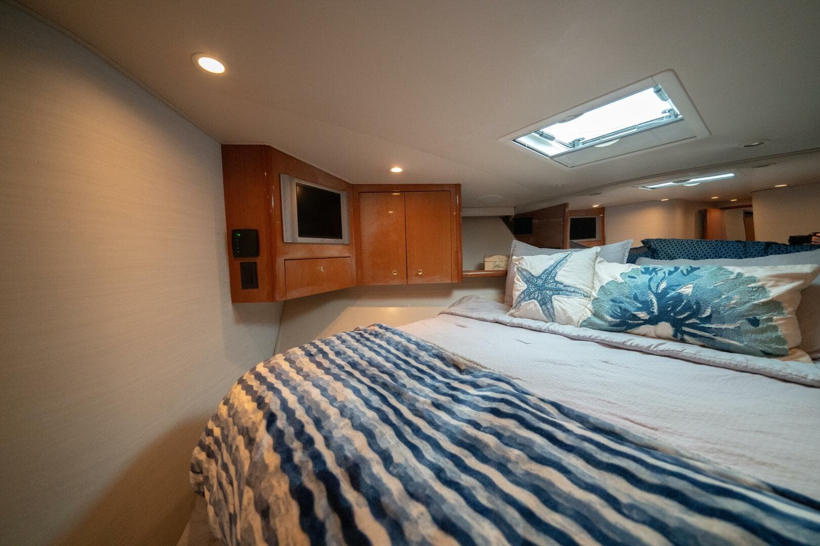 2005 Viking 52 Convertible — photo 16