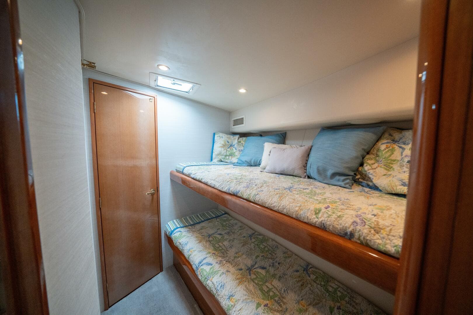 2005 Viking 52 Convertible — photo 11