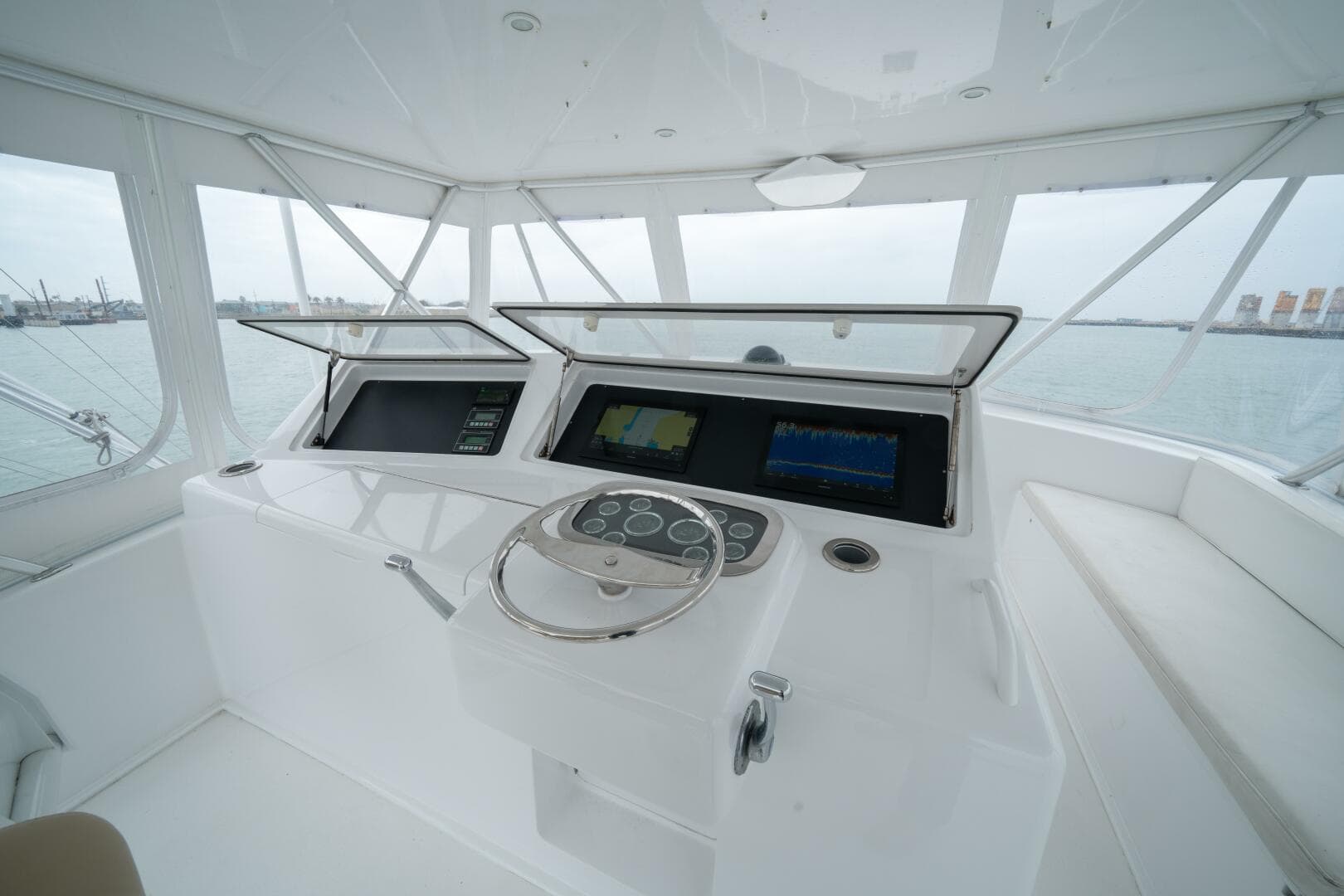 2005 Viking 52 Convertible — photo 2