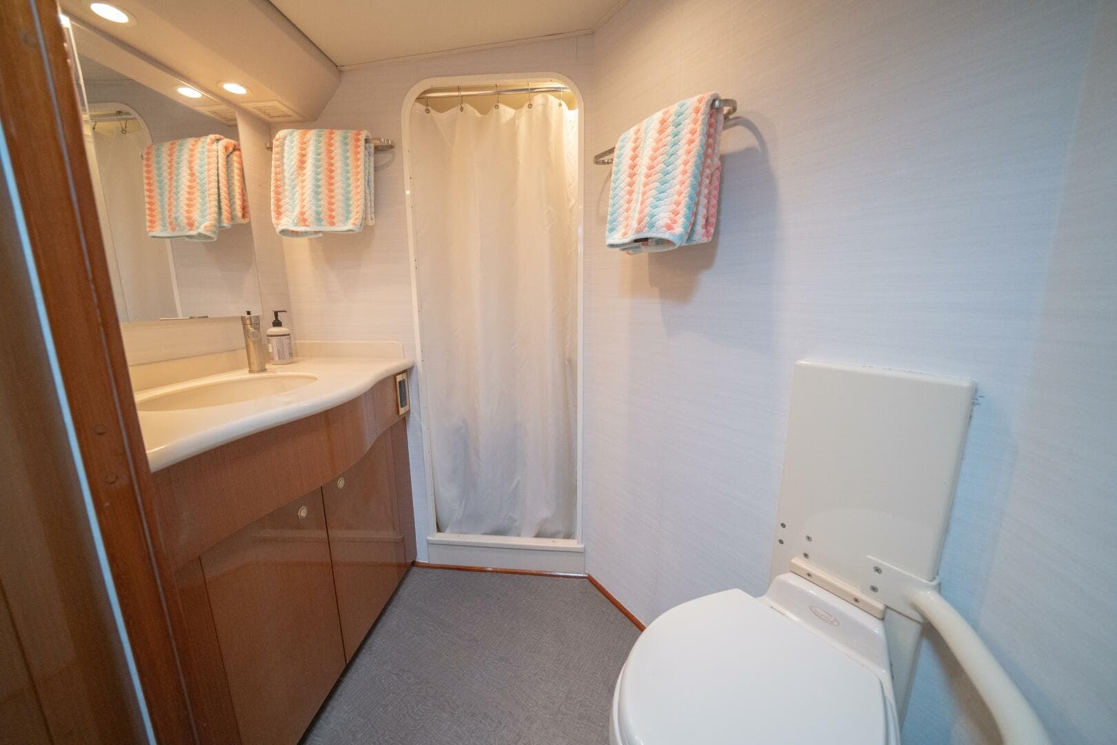 2005 Viking 52 Convertible — photo 20