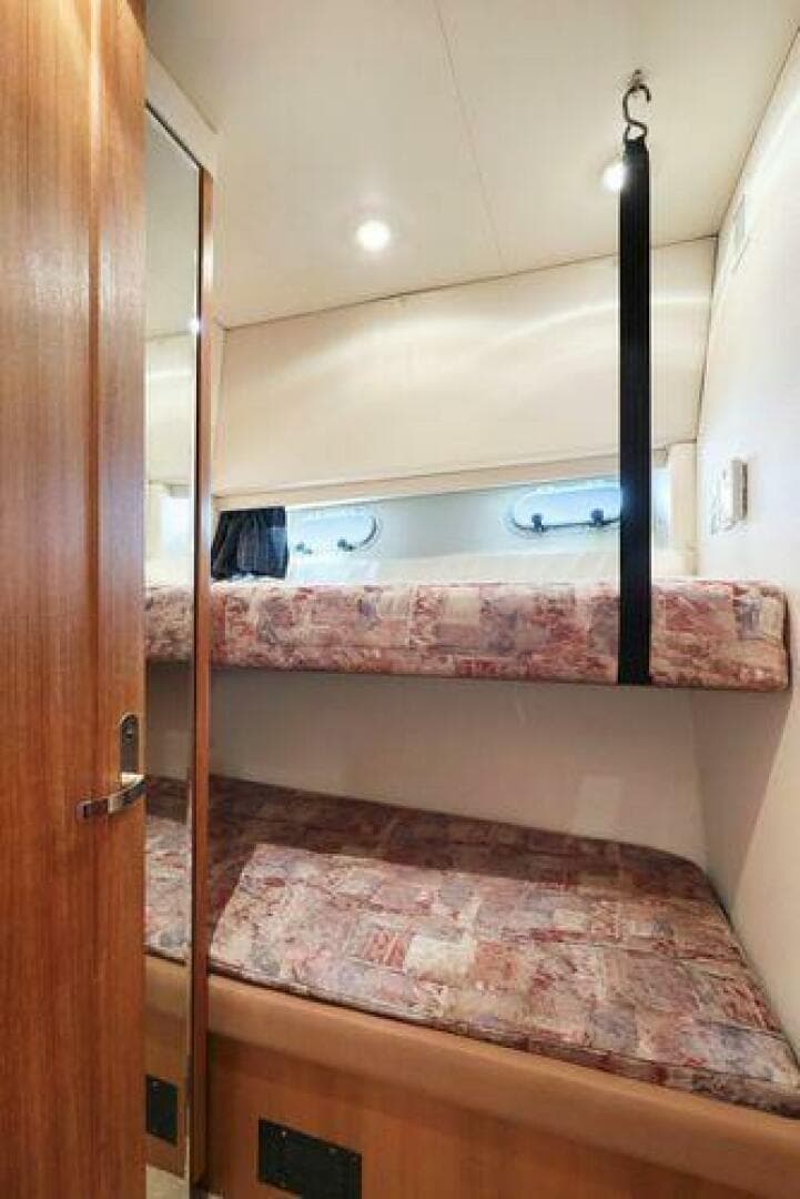 1998 Bayliner 4788 — photo 31