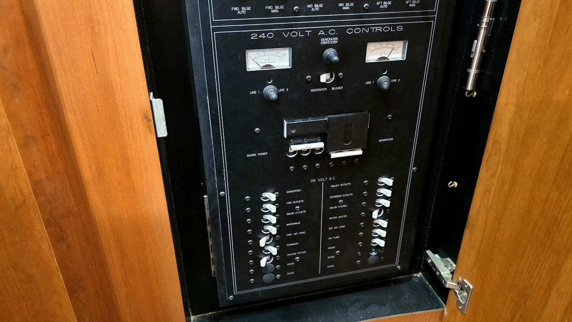 2001 Silverton 410 Sport Bridge — photo 60