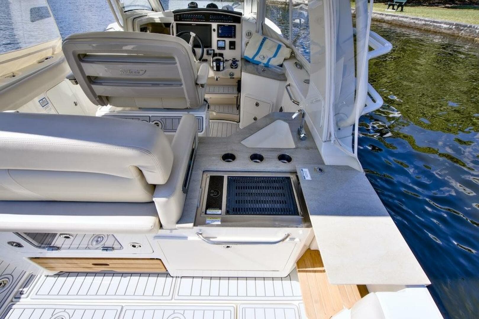 2019 Boston Whaler 350 Realm — photo 21