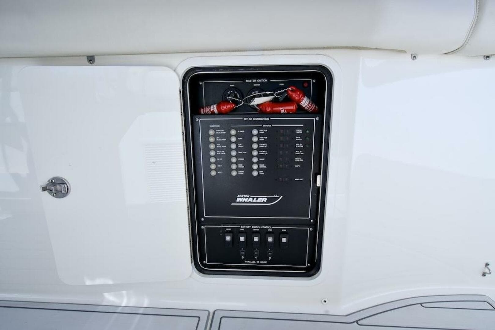 2019 Boston Whaler 350 Realm — photo 30