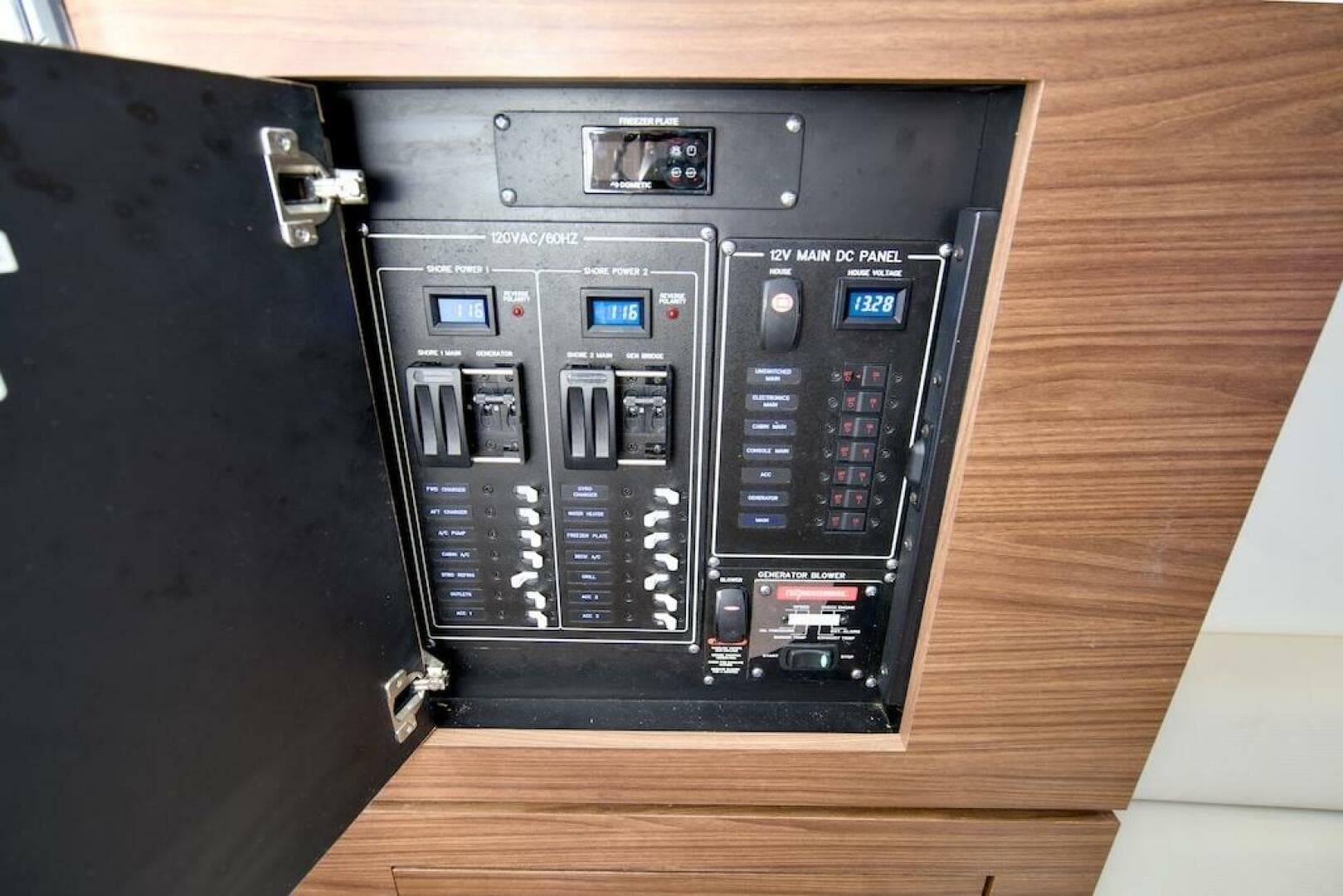 2019 Boston Whaler 350 Realm — photo 29