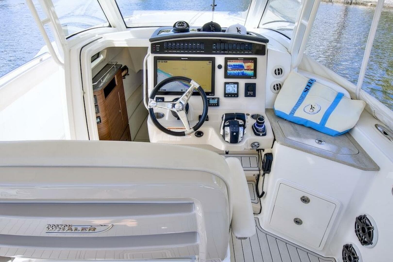 2019 Boston Whaler 350 Realm — photo 15