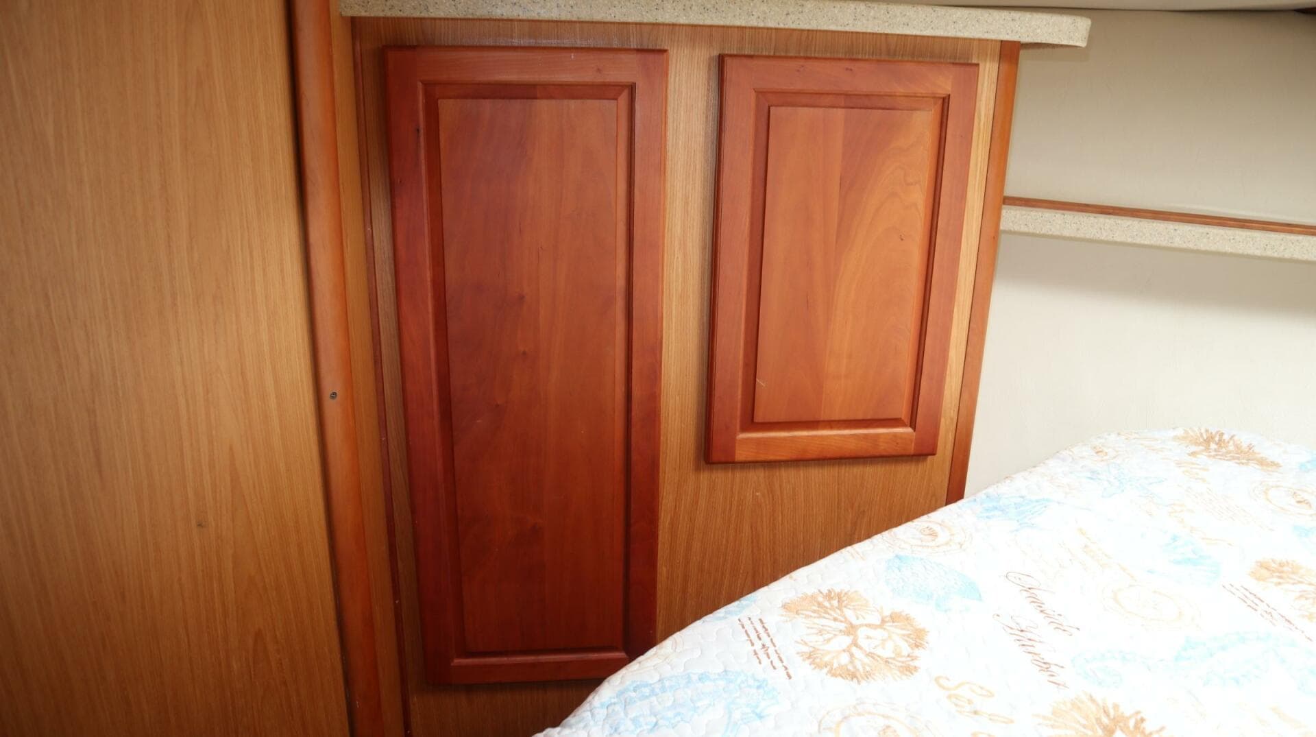 2005 Luhrs — photo 38