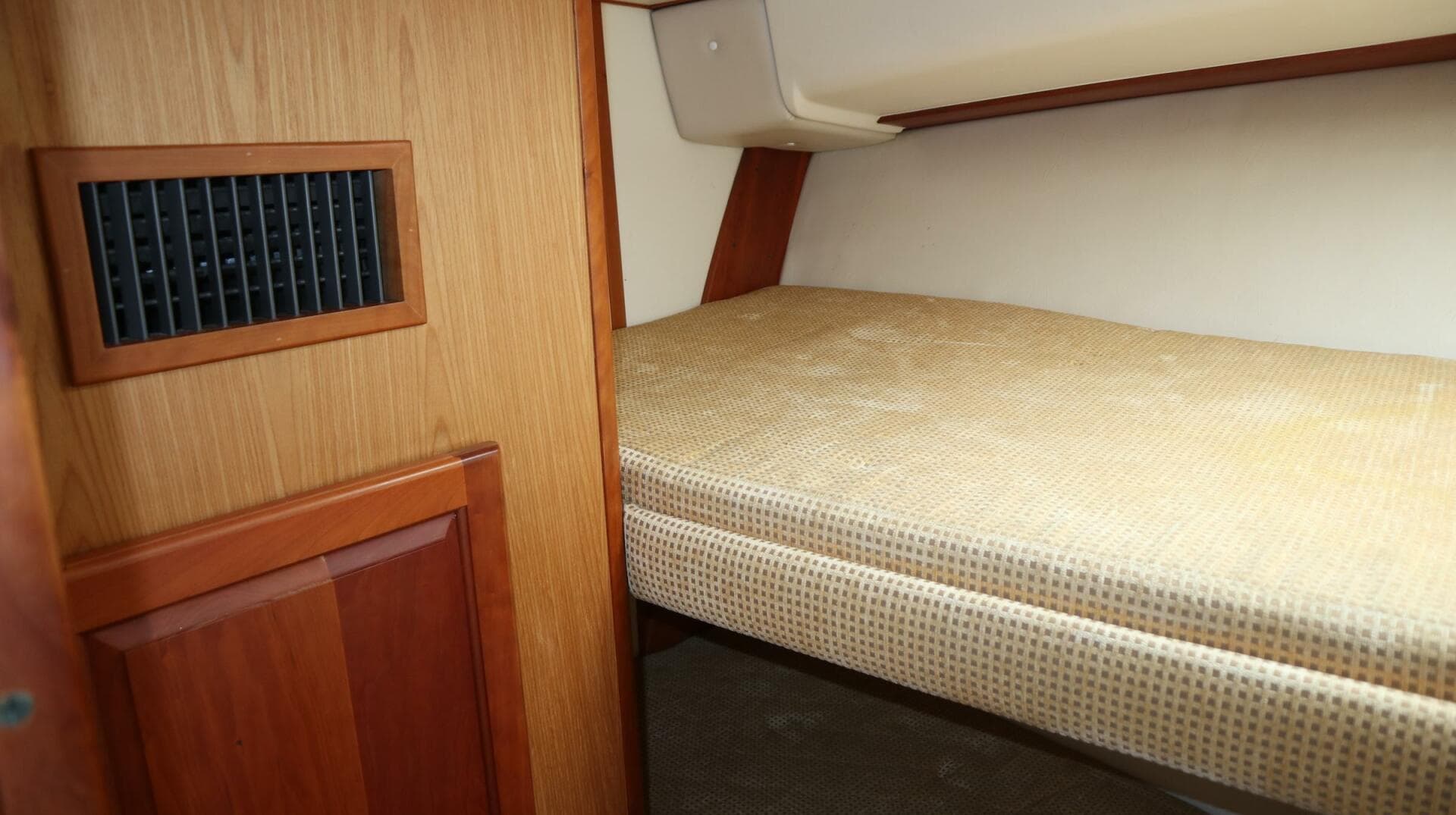 2005 Luhrs — photo 37