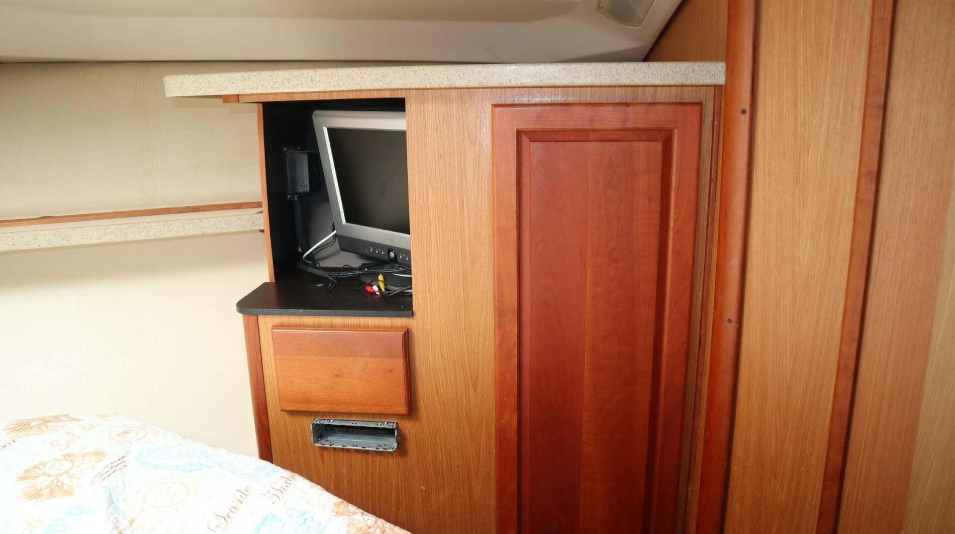 2005 Luhrs — photo 39