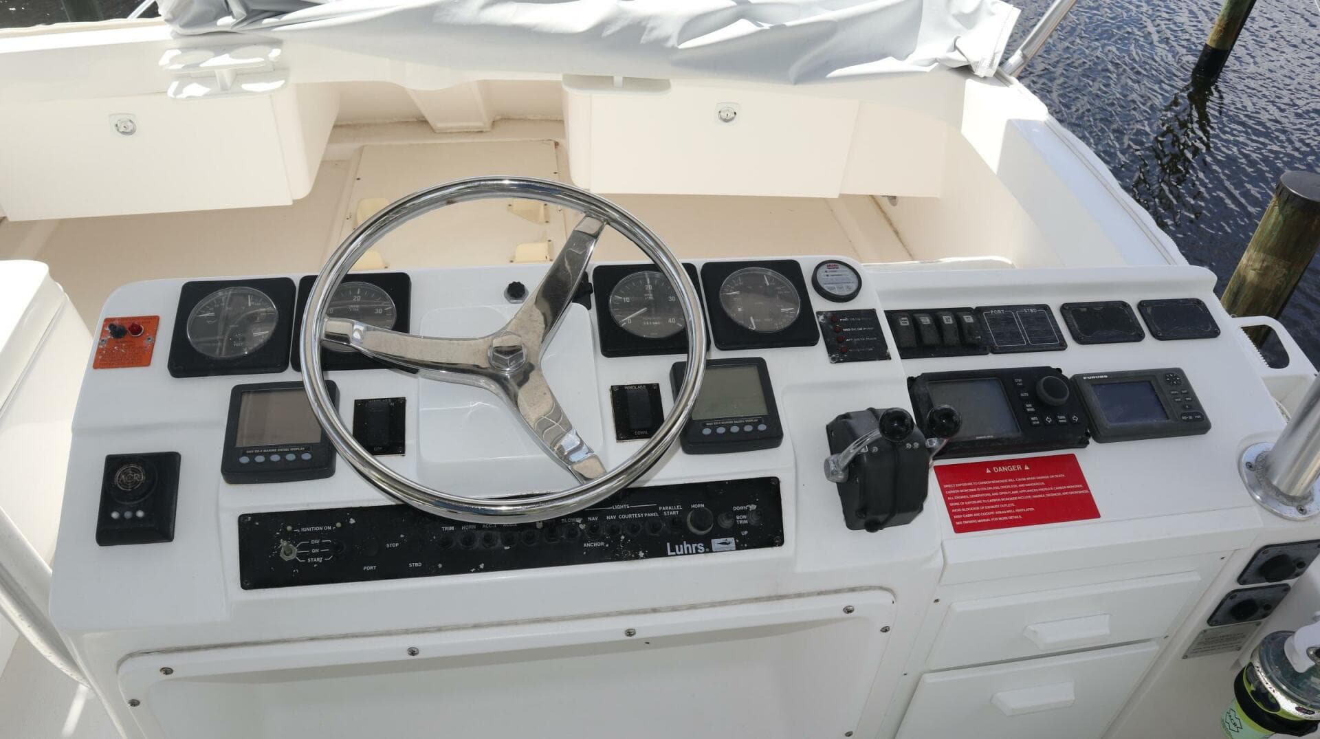 2005 Luhrs — photo 9