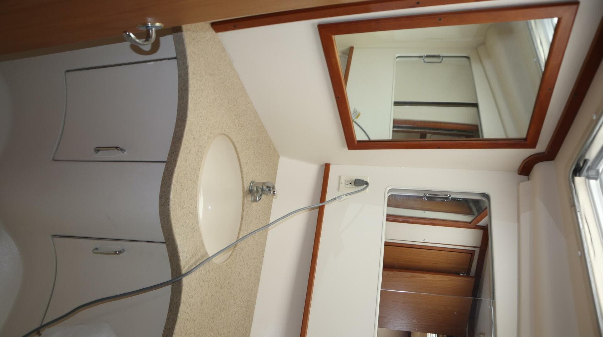 2005 Luhrs — photo 43