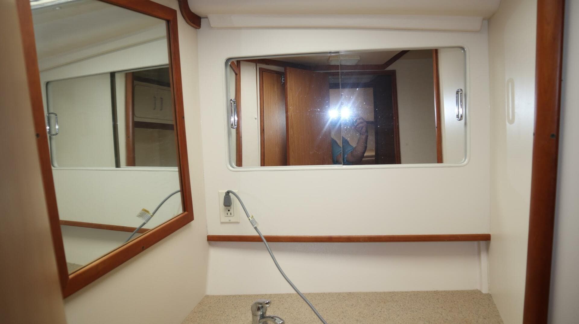 2005 Luhrs — photo 41