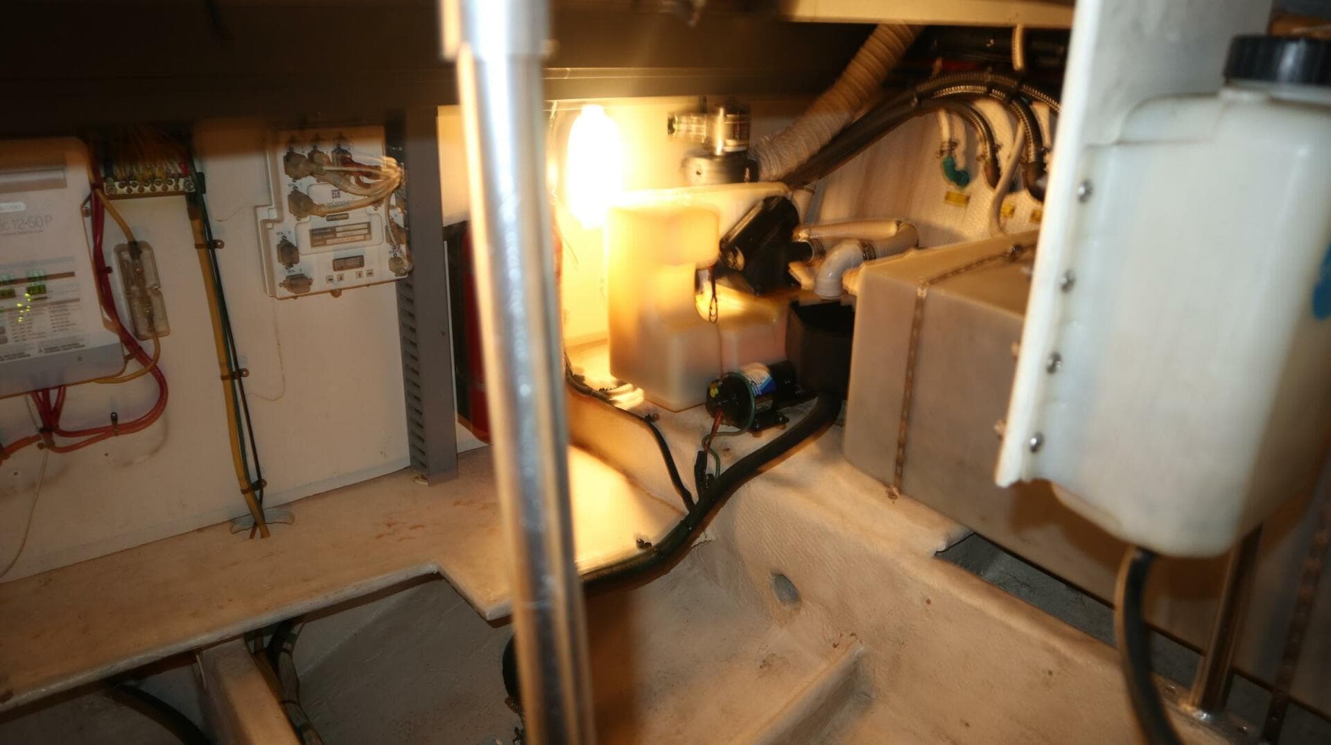 2005 Luhrs — photo 46