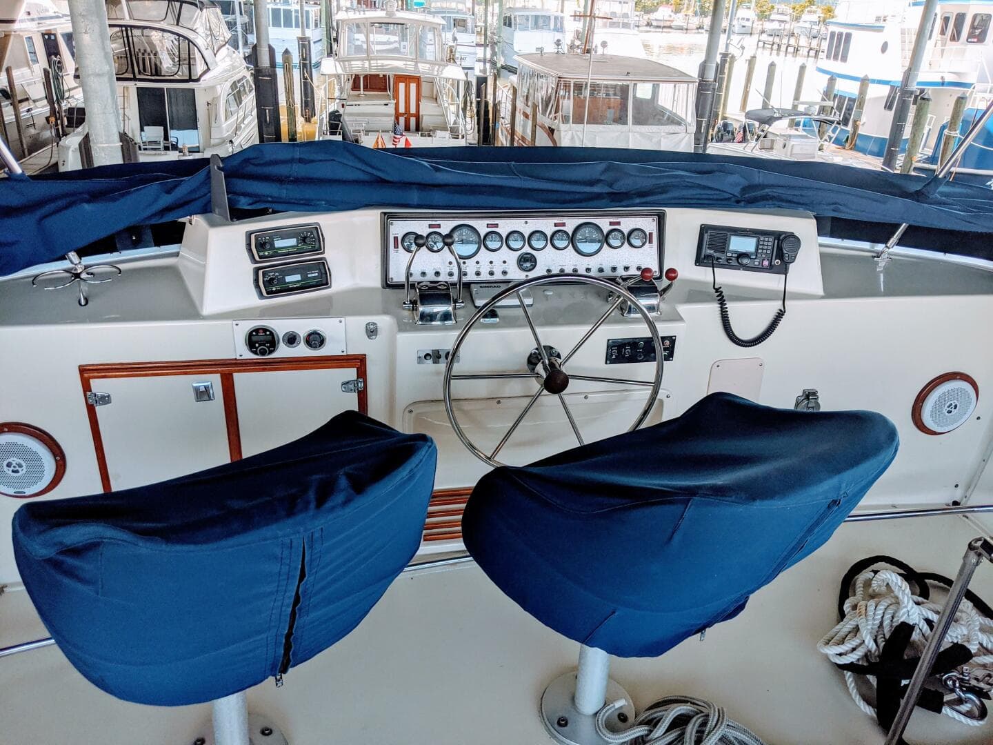 1986 Chris-Craft Constellation — photo 17