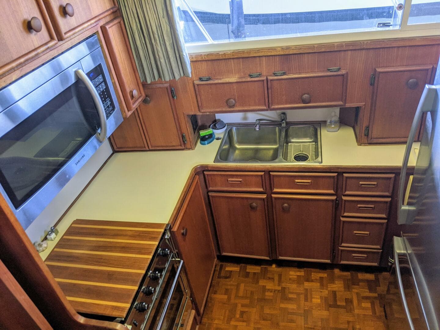 1986 Chris-Craft Constellation — photo 36