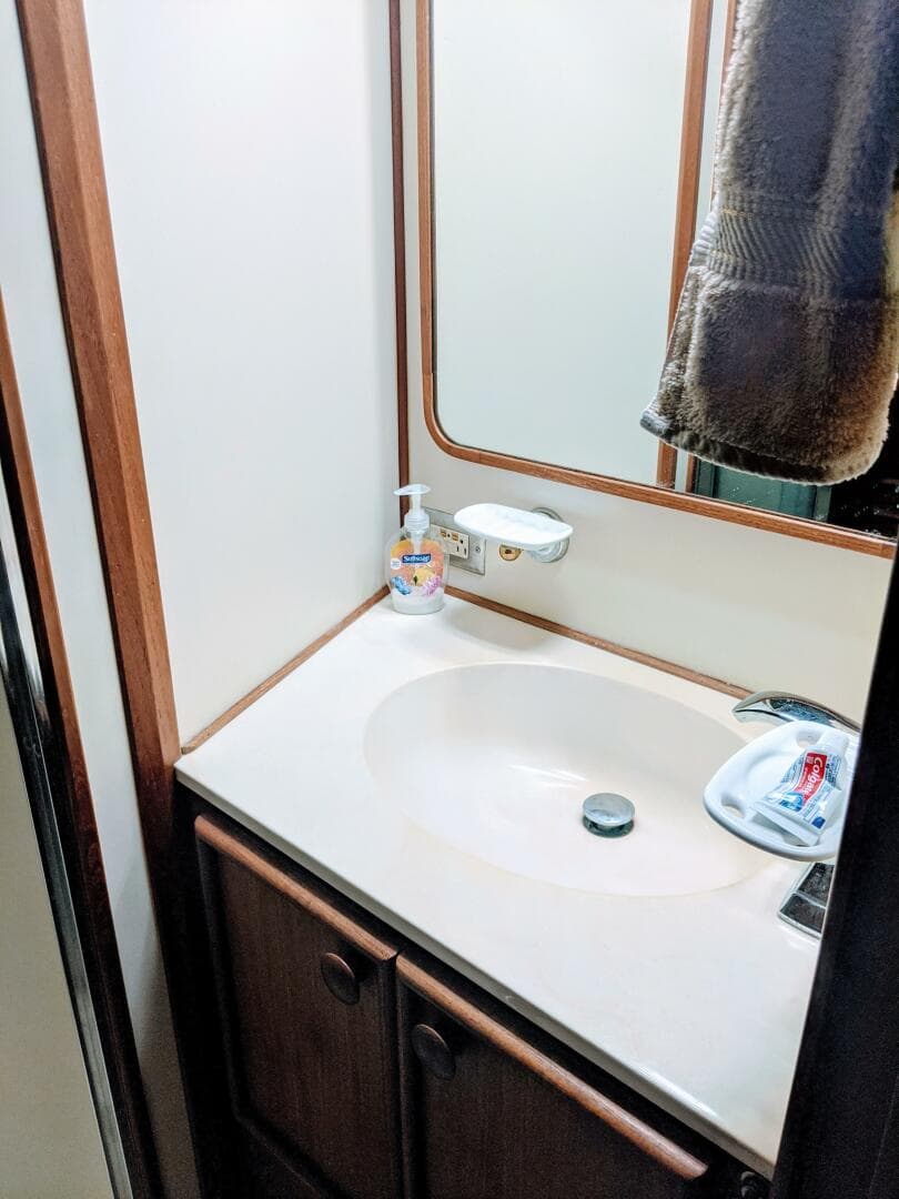 1986 Chris-Craft Constellation — photo 46