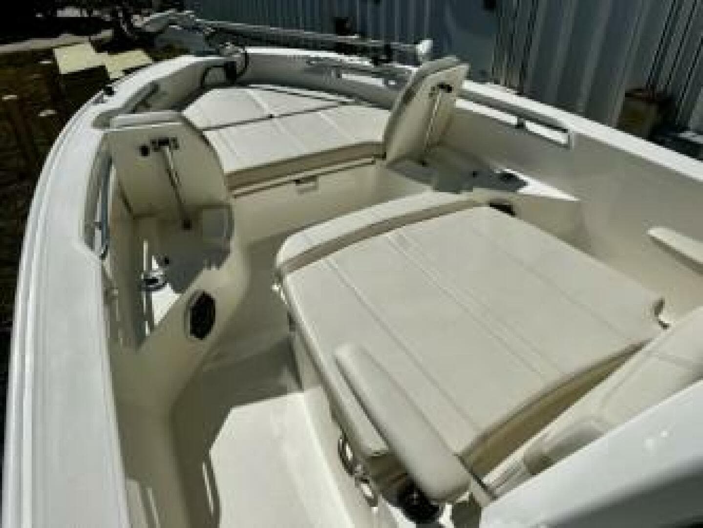 2023 Boston Whaler 250 Dauntless — photo 13