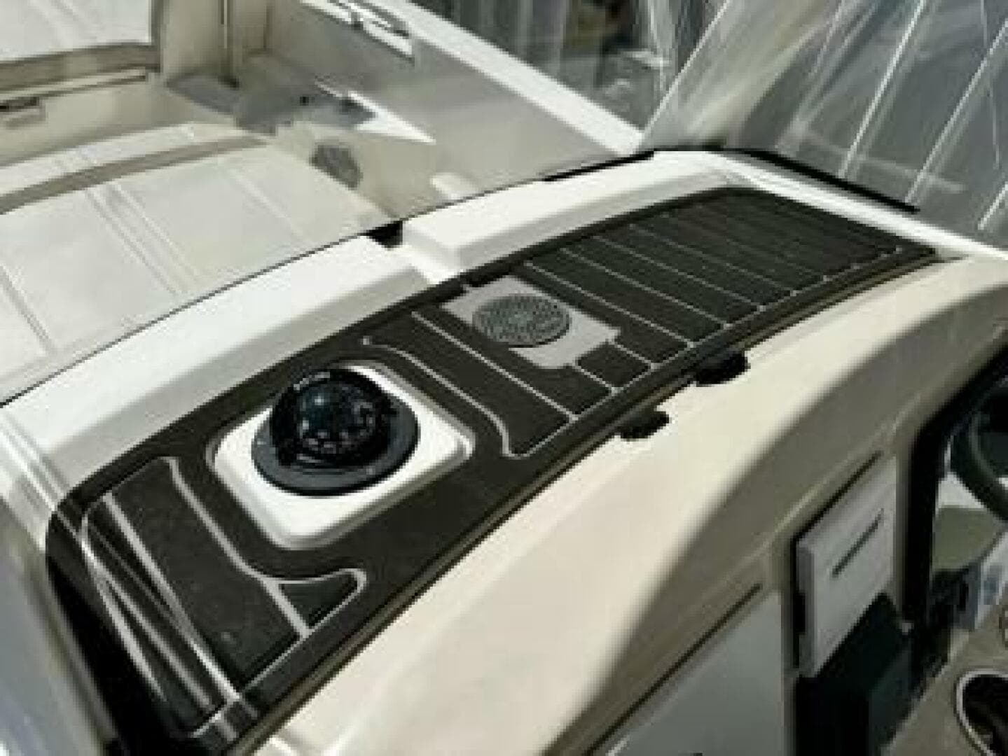 2023 Boston Whaler 250 Dauntless — photo 10