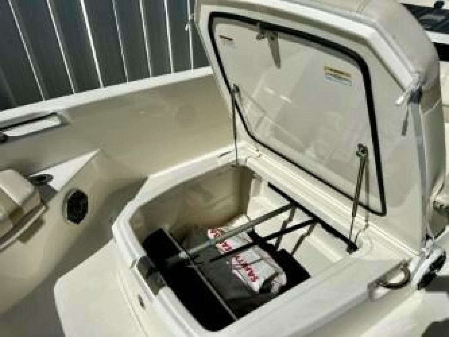 2023 Boston Whaler 250 Dauntless — photo 14