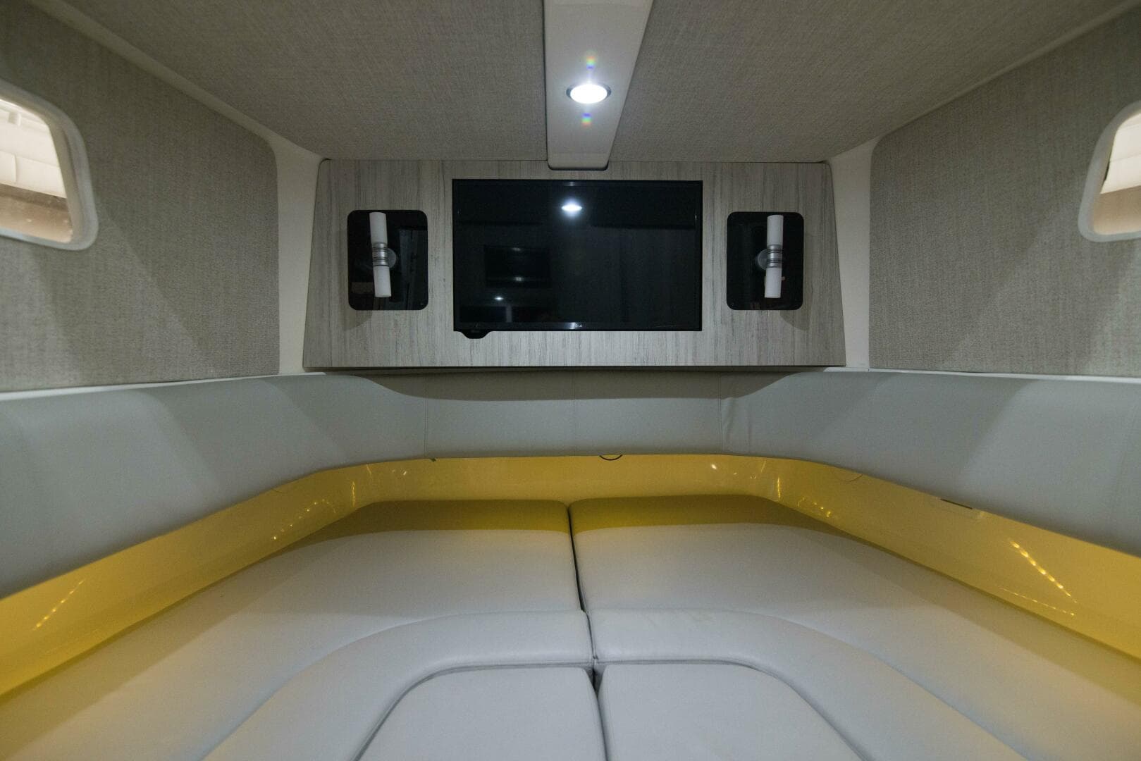 2021 Regulator 41 Center Console — photo 17