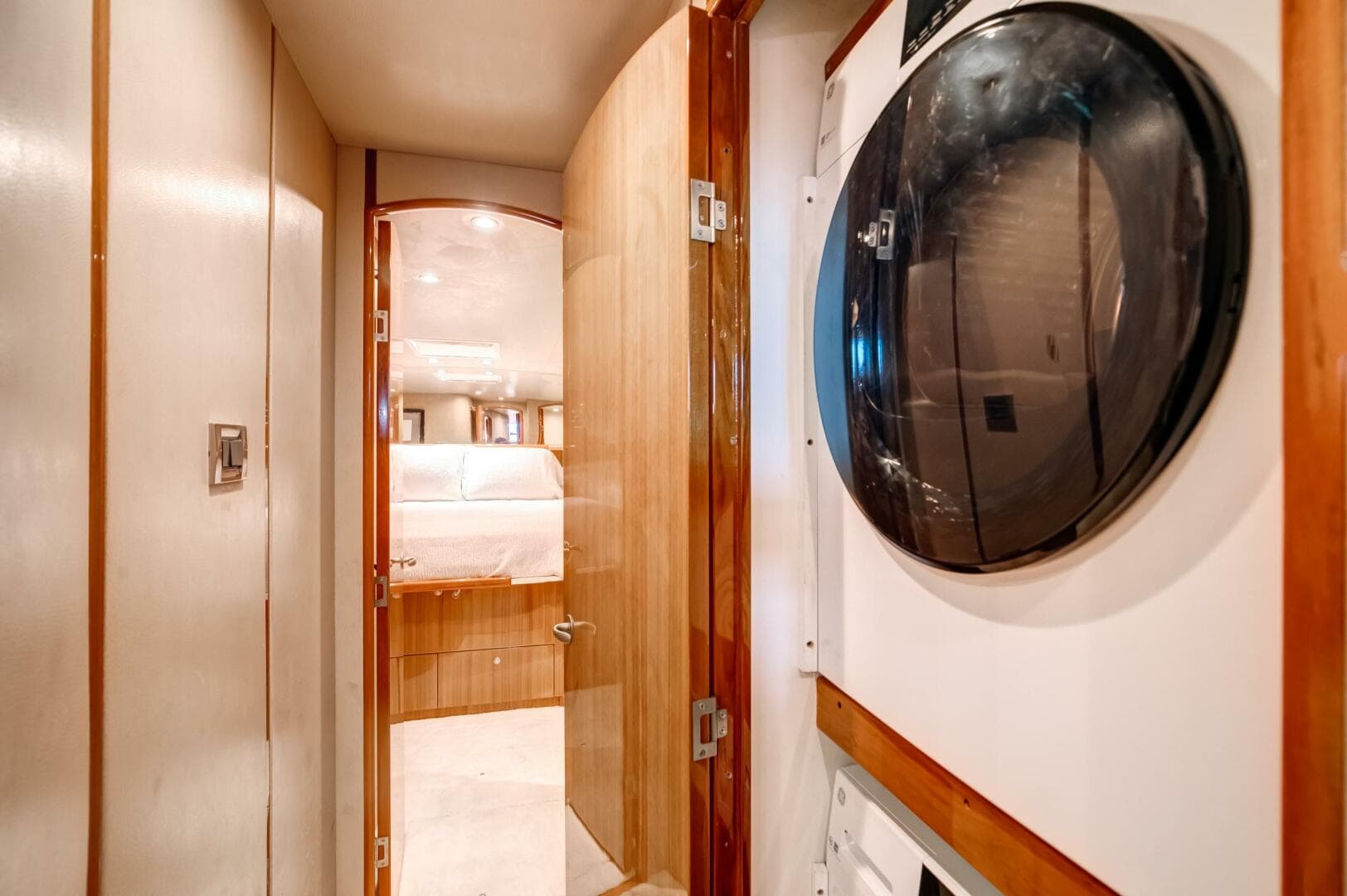 2007 Viking 68 Convertible — photo 6