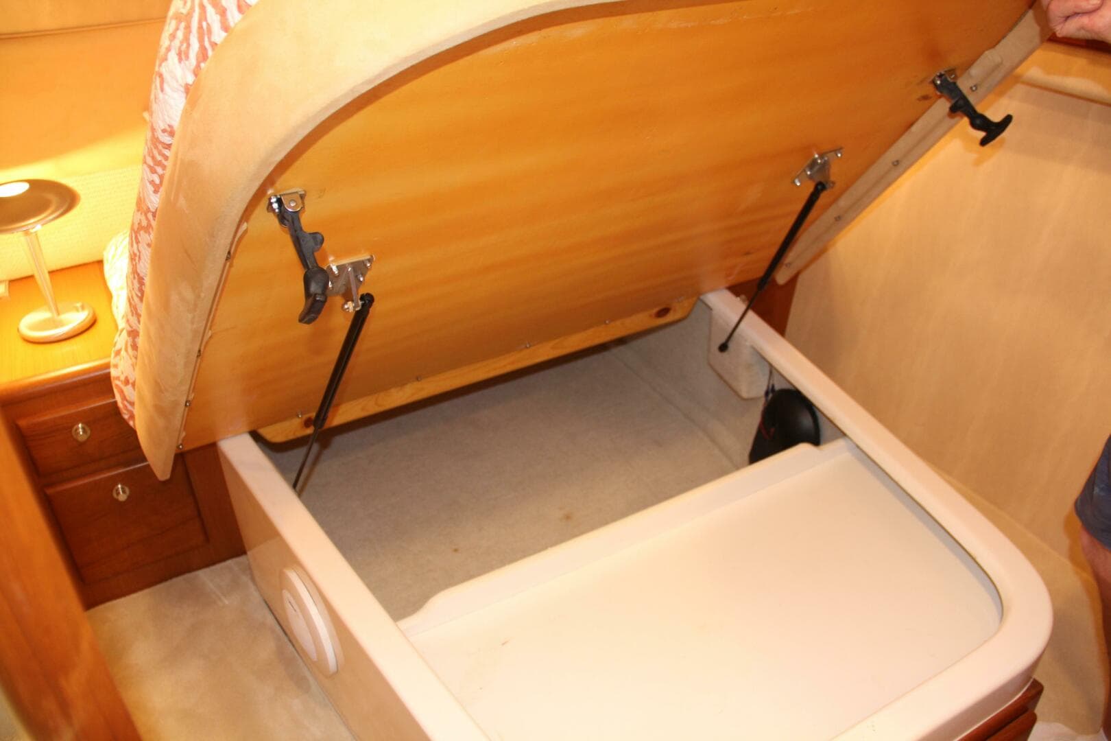 2004 Cabo 48 Flybridge — photo 30