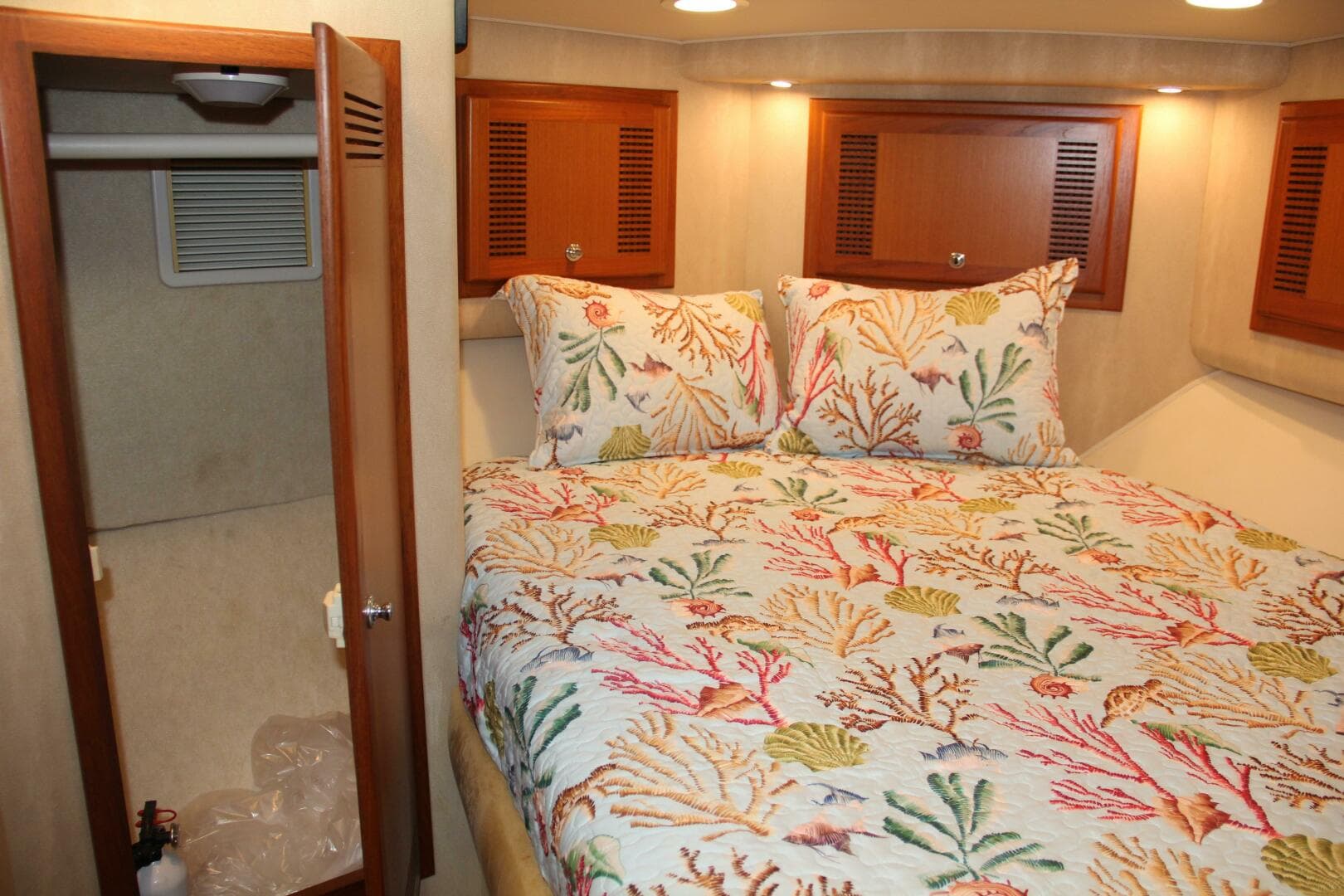 2004 Cabo 48 Flybridge — photo 31