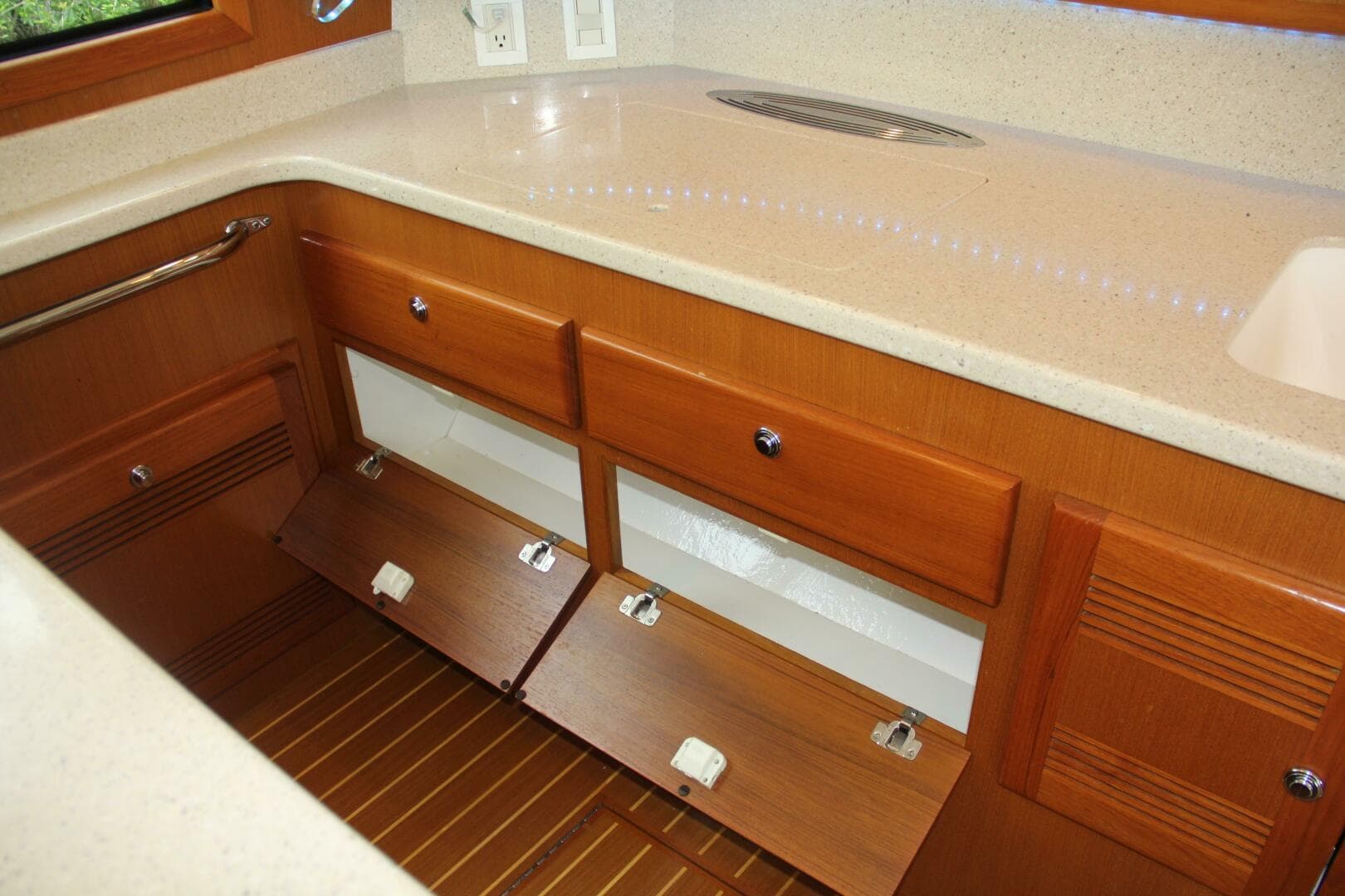 2004 Cabo 48 Flybridge — photo 27