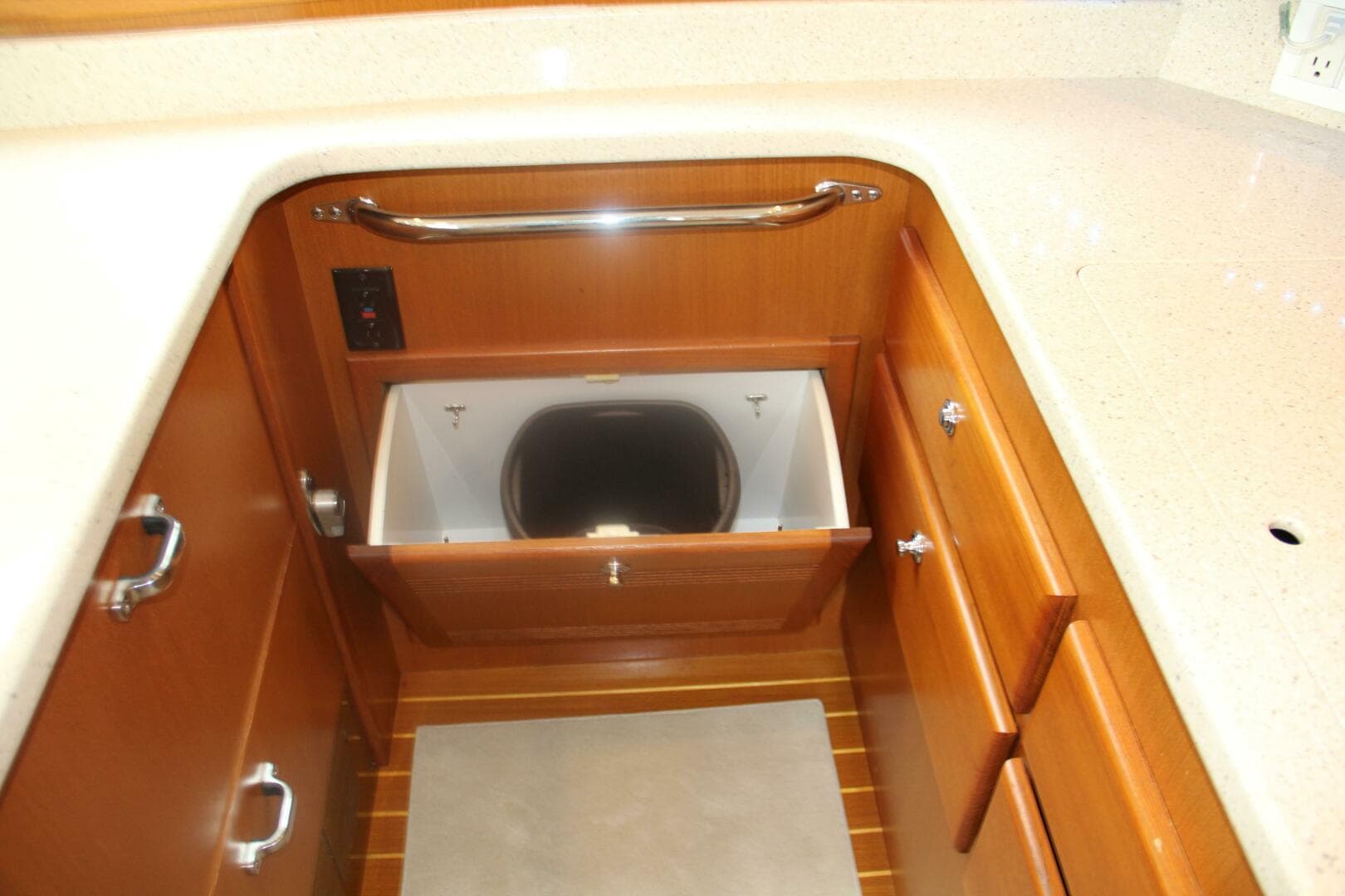 2004 Cabo 48 Flybridge — photo 26