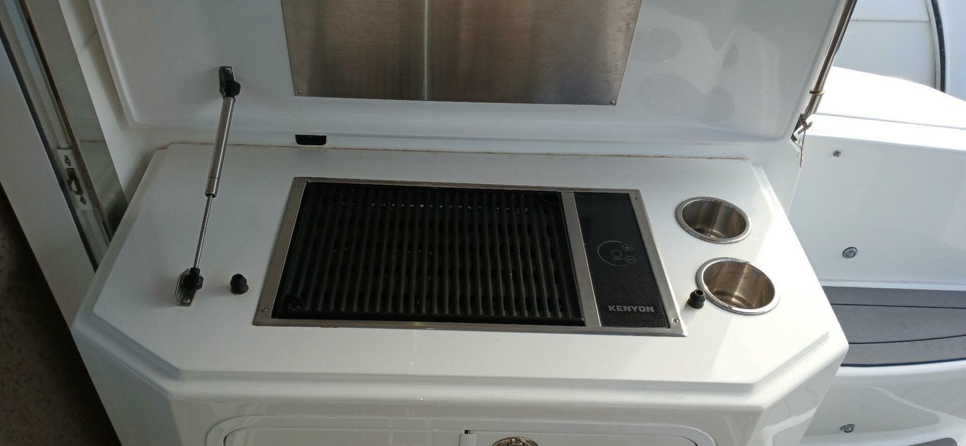 2014 Cruisers Yachts — photo 27