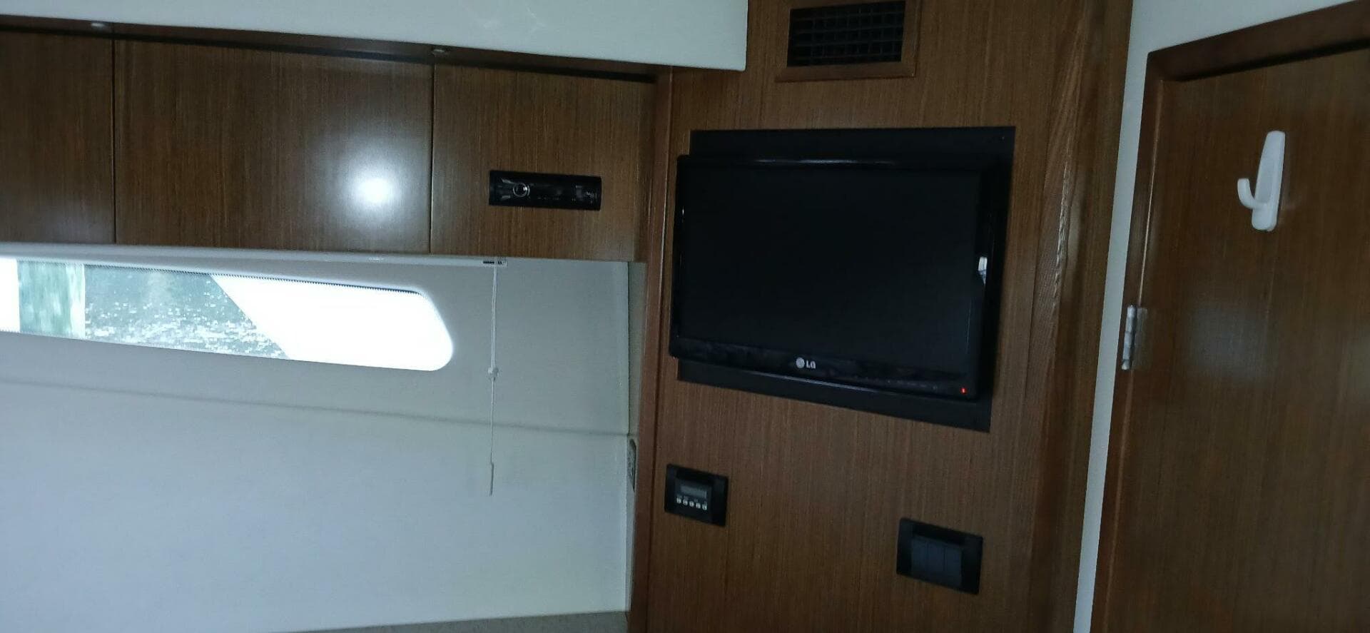 2014 Cruisers Yachts — photo 24