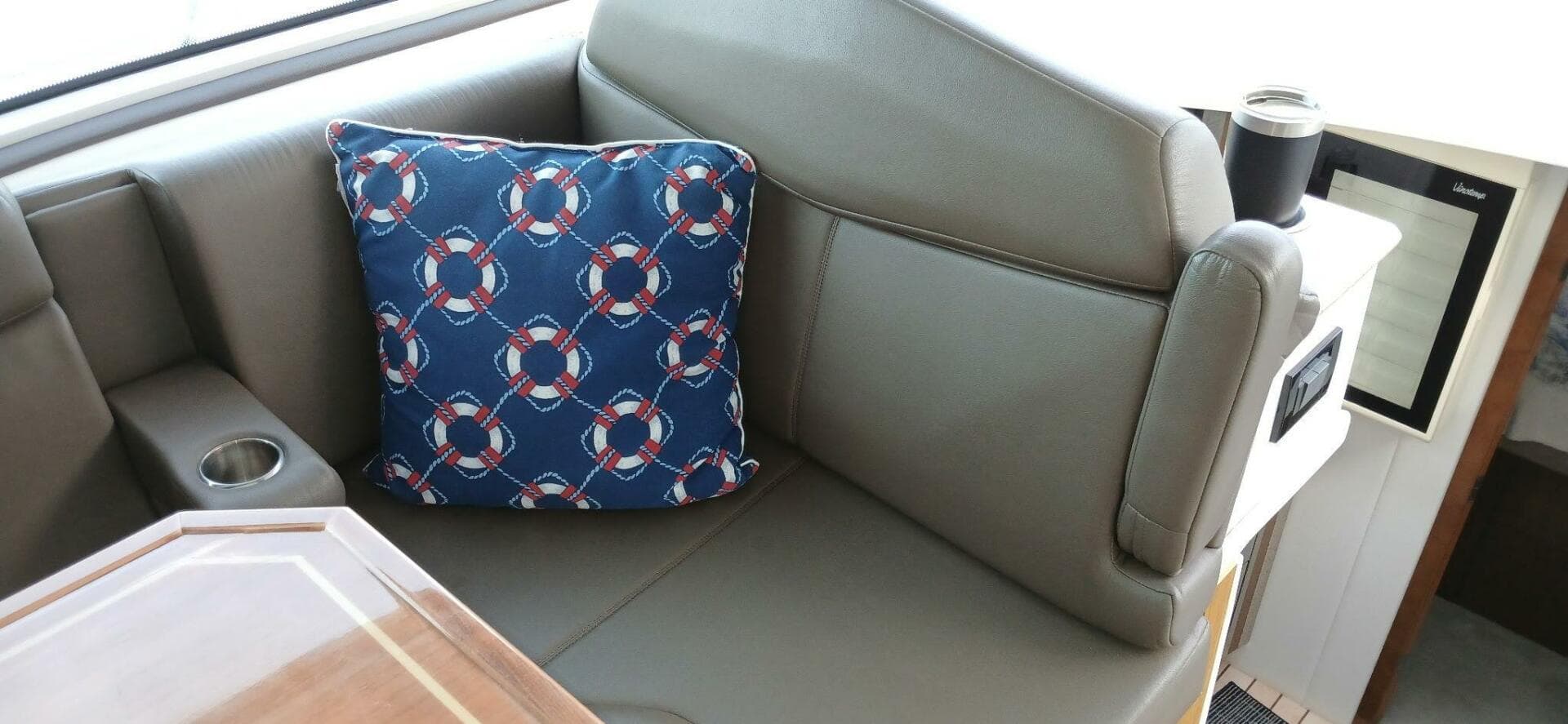 2014 Cruisers Yachts — photo 8