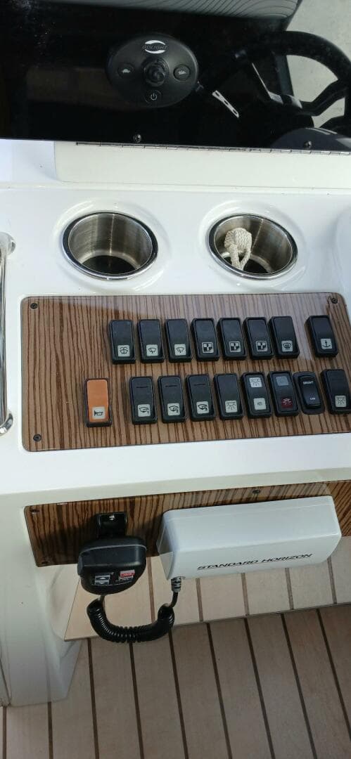 2014 Cruisers Yachts — photo 3