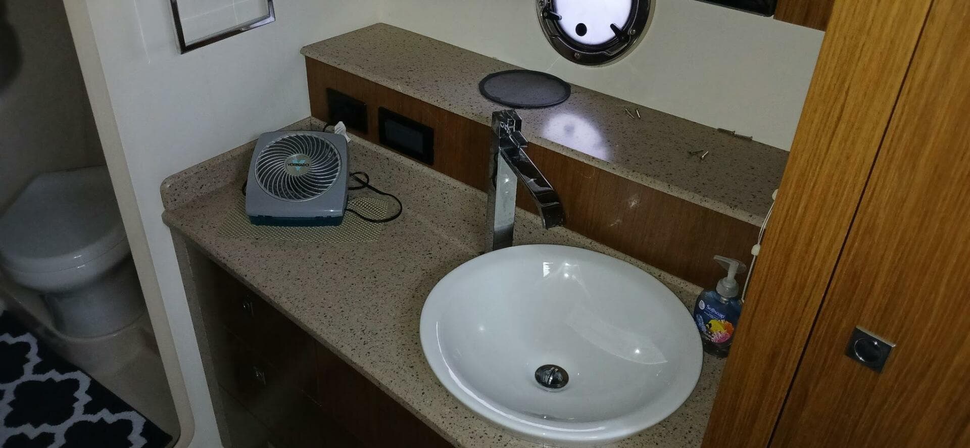 2014 Cruisers Yachts — photo 25