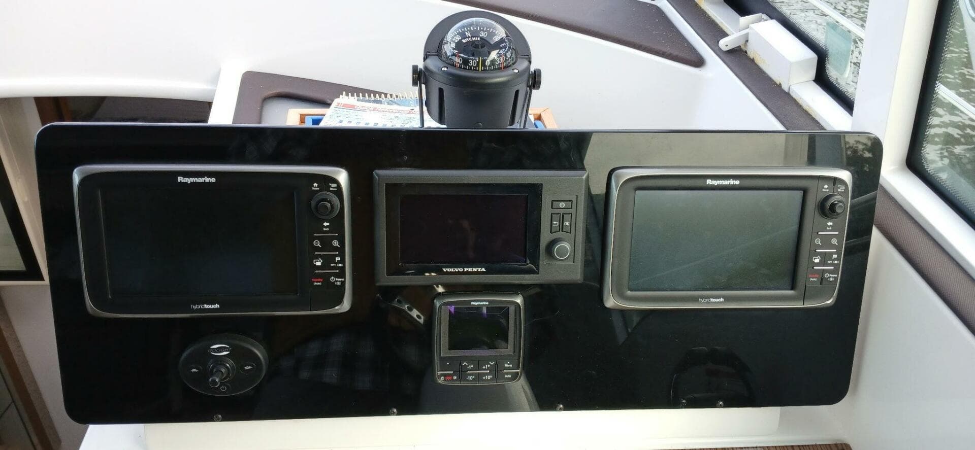2014 Cruisers Yachts — photo 7