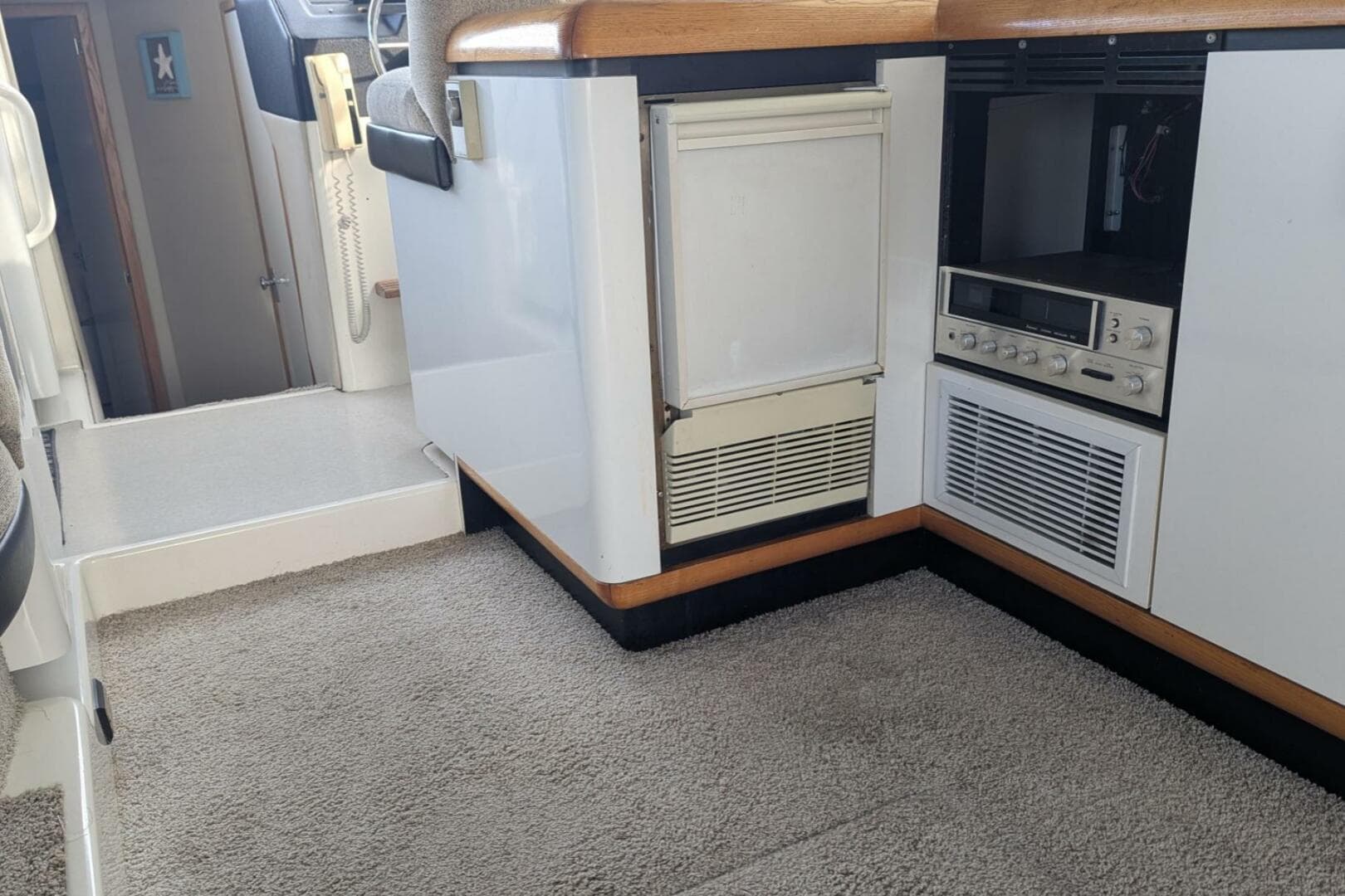 1991 Bayliner 4388 — photo 10