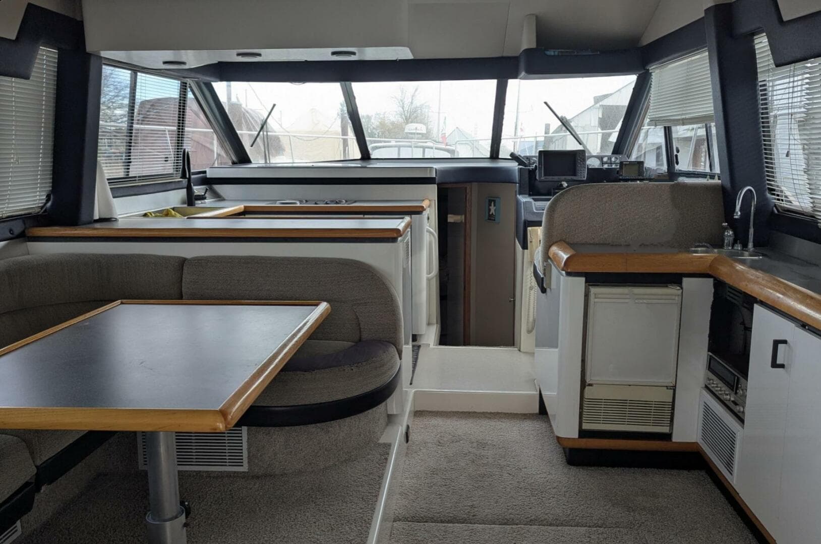 1991 Bayliner 4388 — photo 9