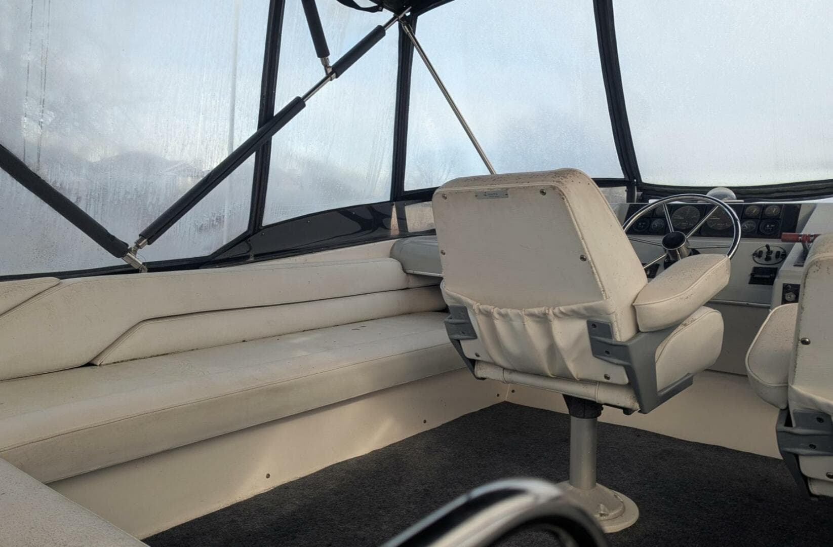 1991 Bayliner 4388 — photo 8