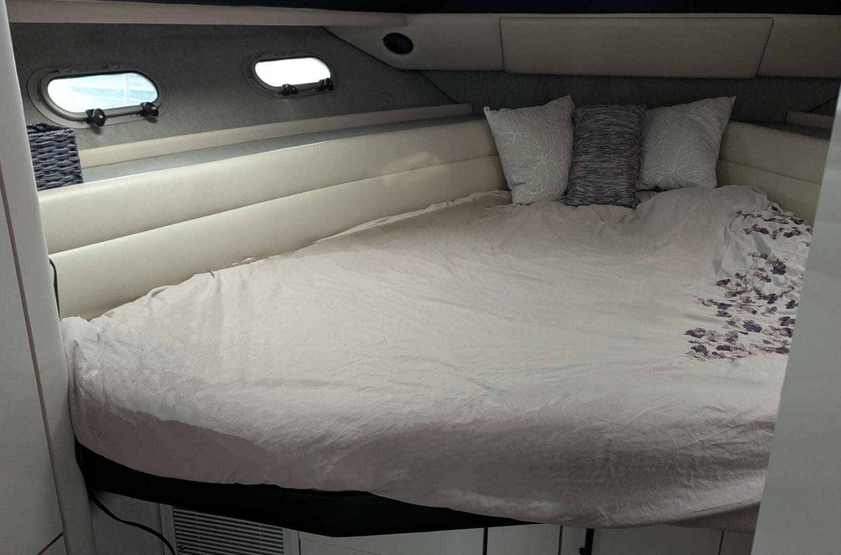 1991 Bayliner 4388 — photo 23