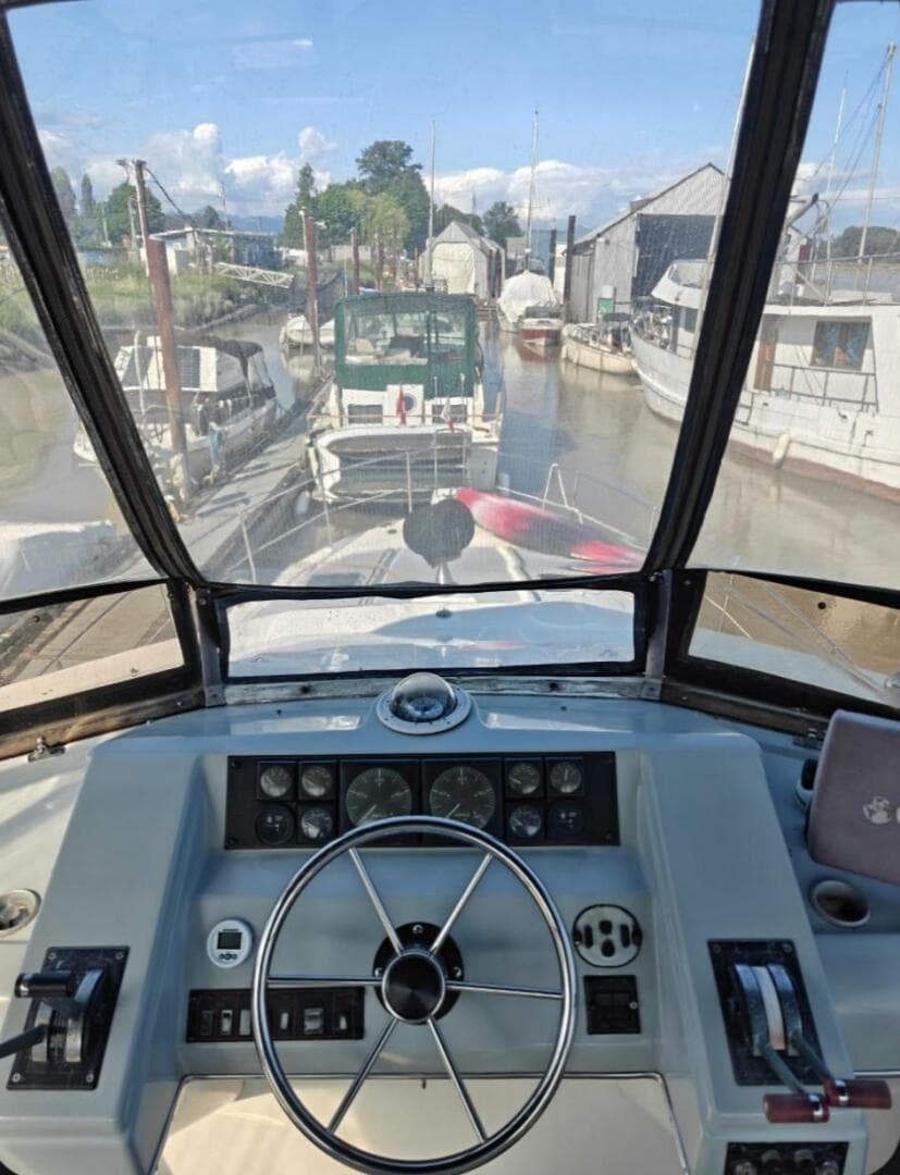 1991 Bayliner 4388 — photo 7