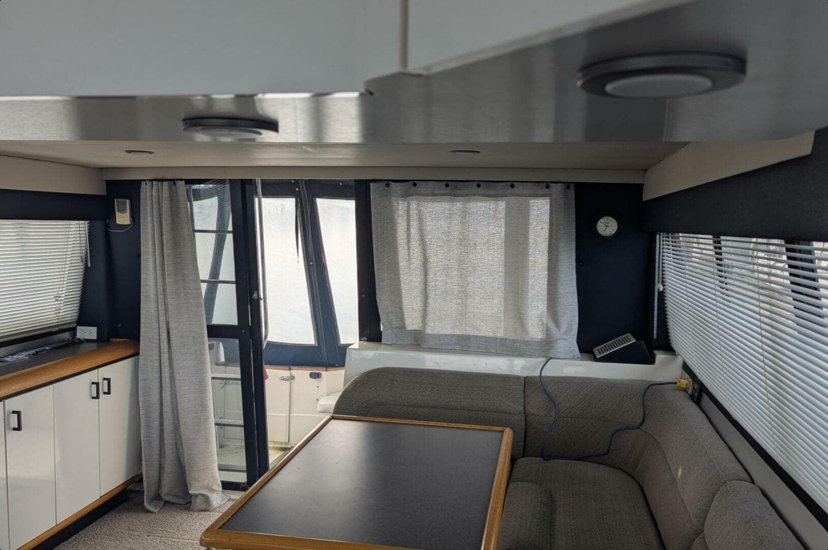 1991 Bayliner 4388 — photo 16