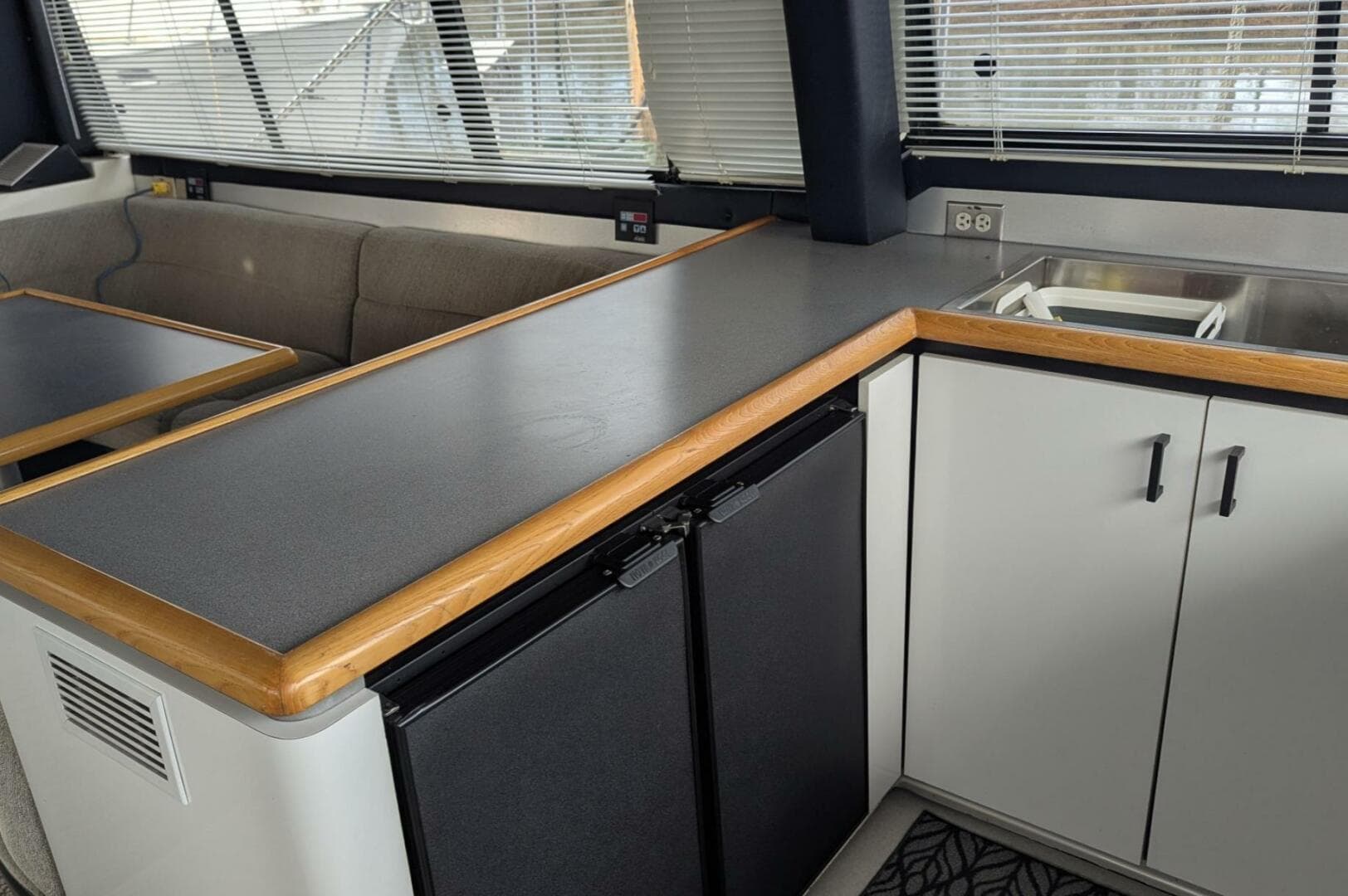 1991 Bayliner 4388 — photo 17