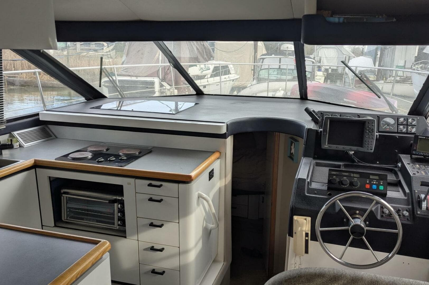 1991 Bayliner 4388 — photo 12