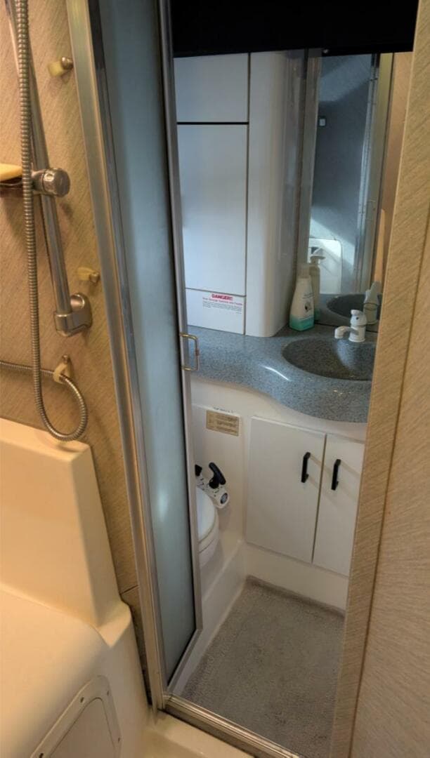 1991 Bayliner 4388 — photo 21