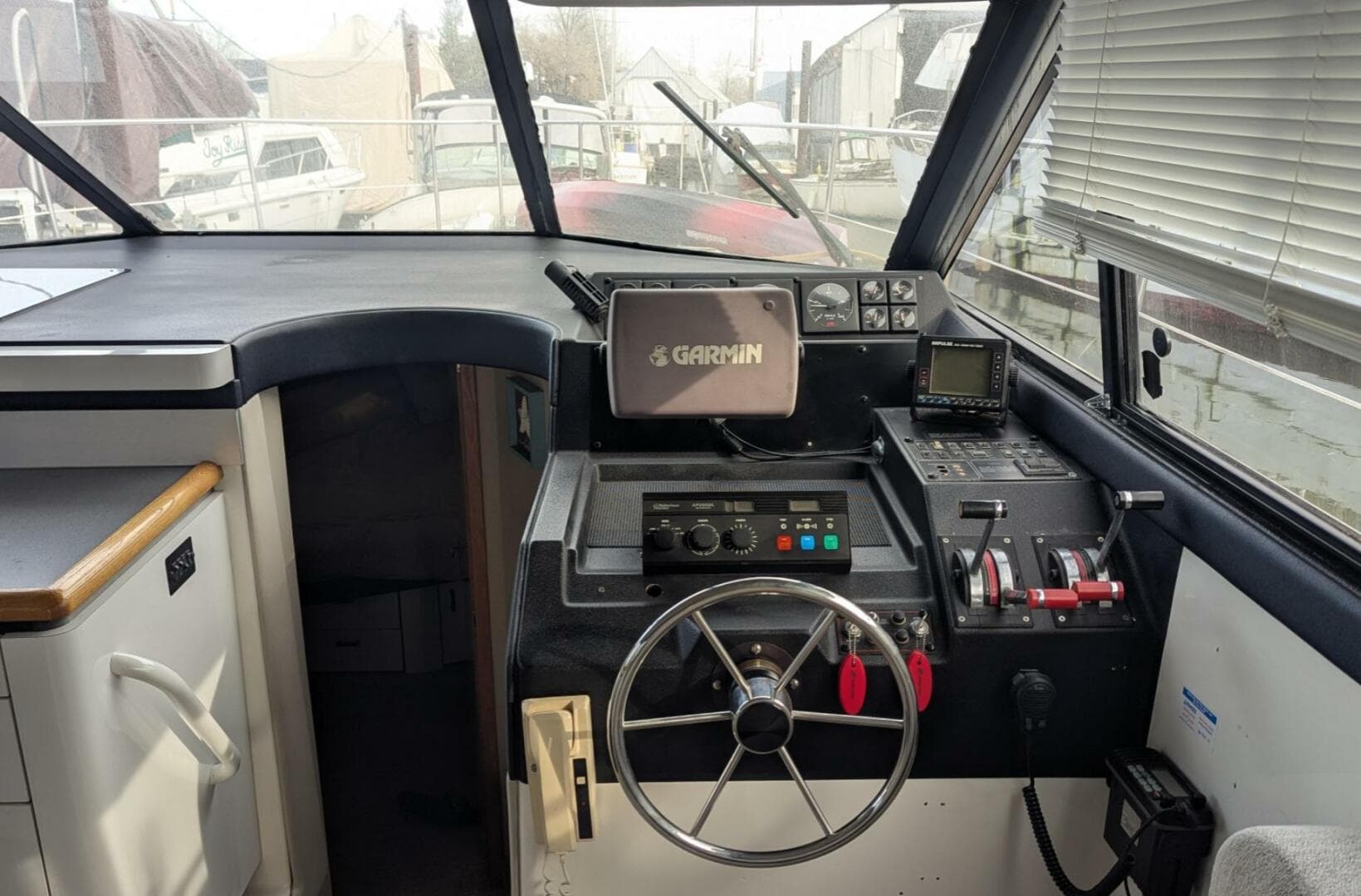 1991 Bayliner 4388 — photo 13