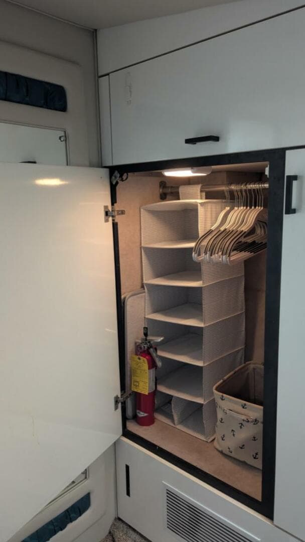 1991 Bayliner 4388 — photo 26