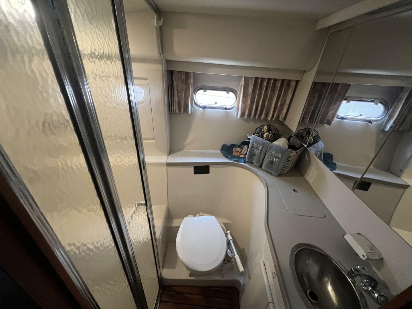 1994 Carver 370 Voyager — photo 12